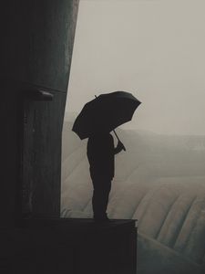 Превью обои человек, зонт, трубы, темный