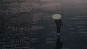 Превью обои человек, зонтик, дорога, одиночество, дождь