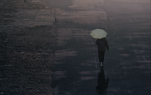 Превью обои человек, зонтик, дорога, одиночество, дождь
