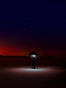 Превью обои человек, звездное небо, зонт, ночь, горизонт, одиночество