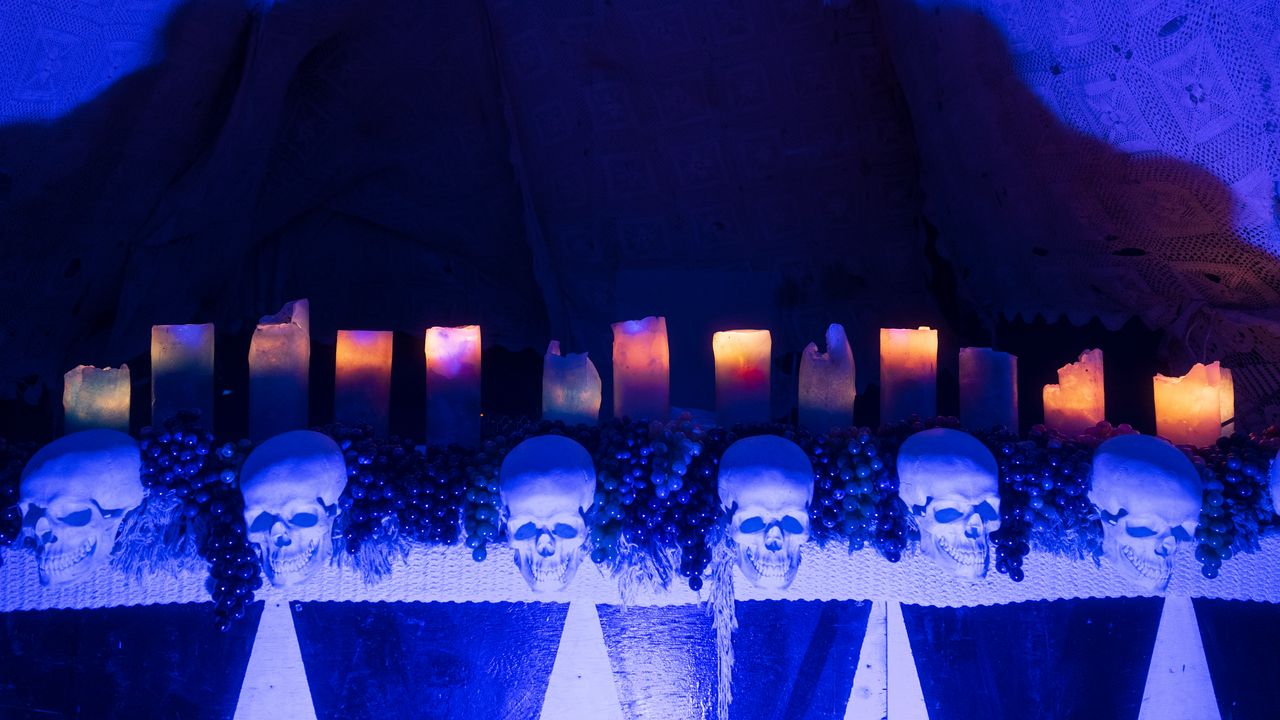 Обои черепа, свечи, темный, инсталляция