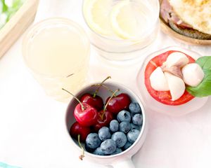 Превью обои черешня, голубика, чашка, ягоды