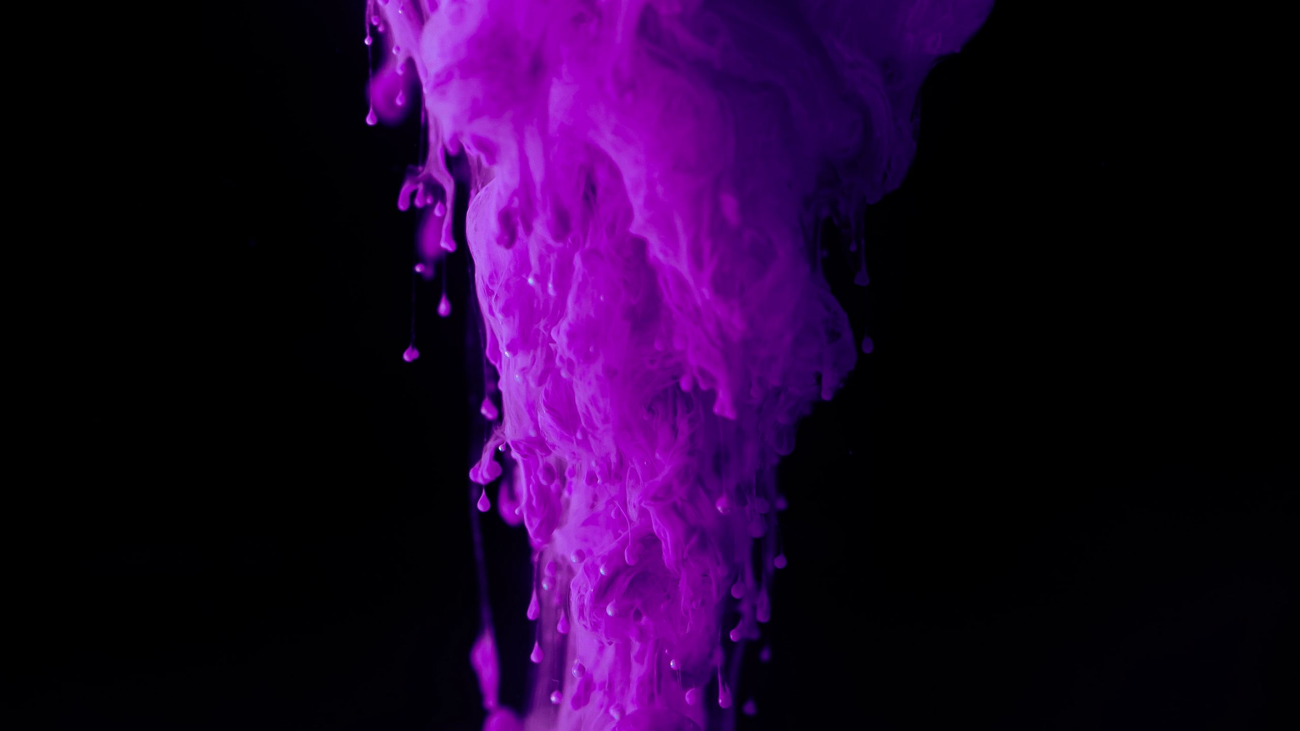 Фиолетовая краска на черном фоне