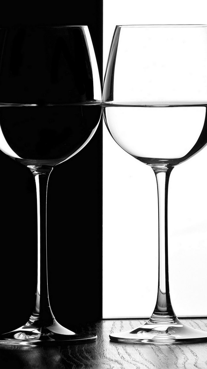 720x1280 Обои черное, бокалы, дерево, белое