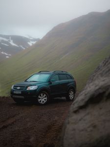 Превью обои chevrolet, автомобиль, внедорожник, вид сбоку, склон, туман