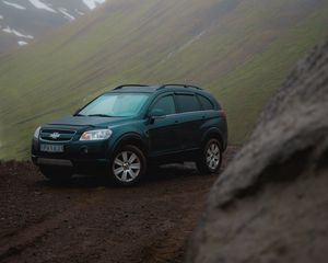 Превью обои chevrolet, автомобиль, внедорожник, вид сбоку, склон, туман