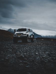 Превью обои chevrolet, автомобиль, внедорожник, горы