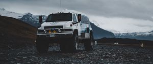 Превью обои chevrolet, автомобиль, внедорожник, горы