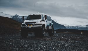 Превью обои chevrolet, автомобиль, внедорожник, горы