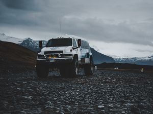 Превью обои chevrolet, автомобиль, внедорожник, горы