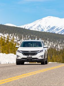 Превью обои chevrolet, автомобиль, внедорожник, белый, дорога