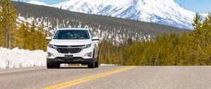 Превью обои chevrolet, автомобиль, внедорожник, белый, дорога