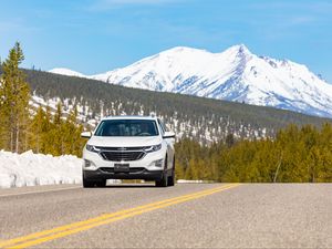 Превью обои chevrolet, автомобиль, внедорожник, белый, дорога