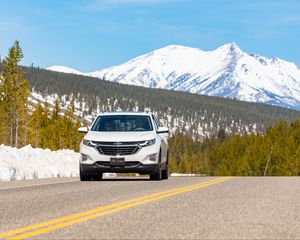 Превью обои chevrolet, автомобиль, внедорожник, белый, дорога
