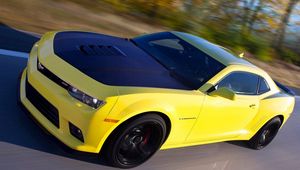 Превью обои chevrolet, camaro, 1le, желтый, вид сбоку, движение