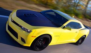 Превью обои chevrolet, camaro, 1le, желтый, вид сбоку, движение