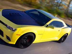 Превью обои chevrolet, camaro, 1le, желтый, вид сбоку, движение