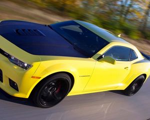 Превью обои chevrolet, camaro, 1le, желтый, вид сбоку, движение