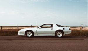 Превью обои chevrolet camaro, chevrolet, автомобиль, вид сбоку, белый