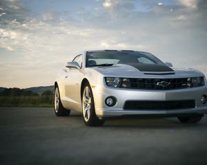 Превью обои chevrolet camaro, chevrolet, автомобиль, спортивный, асфальт, небо