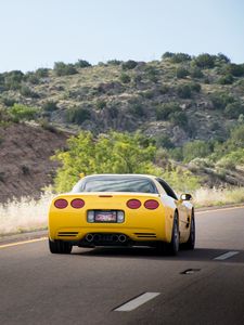 Превью обои chevrolet corvette c5, chevrolet, желтый, вид сзади, асфальт