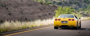 Превью обои chevrolet corvette c5, chevrolet, желтый, вид сзади, асфальт