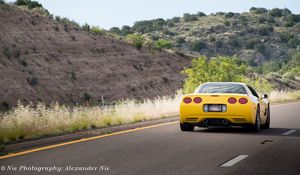 Превью обои chevrolet corvette c5, chevrolet, желтый, вид сзади, асфальт