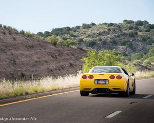 Превью обои chevrolet corvette c5, chevrolet, желтый, вид сзади, асфальт