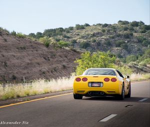 Превью обои chevrolet corvette c5, chevrolet, желтый, вид сзади, асфальт
