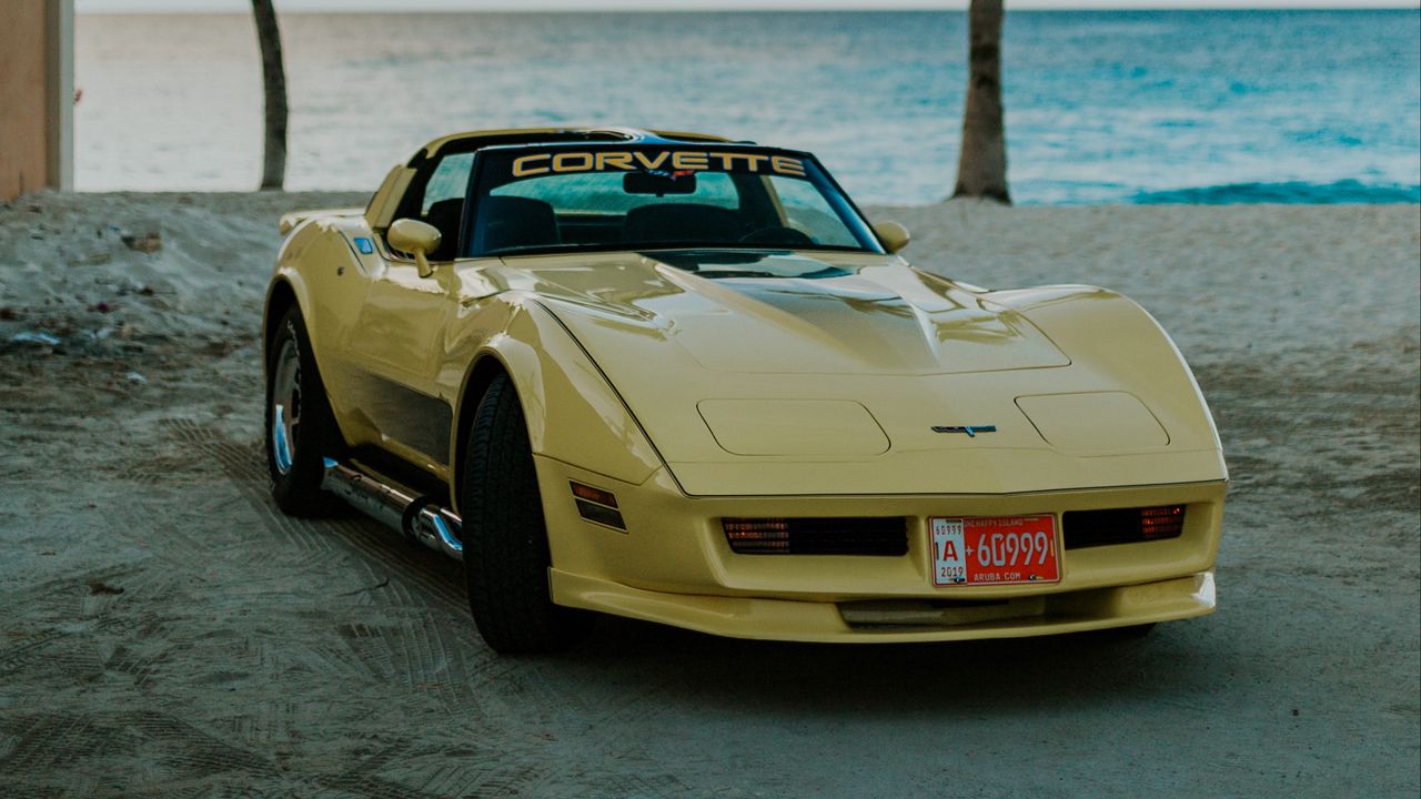 Обои chevrolet corvette, chevrolet, автомобиль, желтый, ретро, пляж