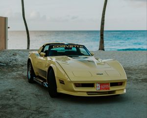 Превью обои chevrolet corvette, chevrolet, автомобиль, желтый, ретро, пляж