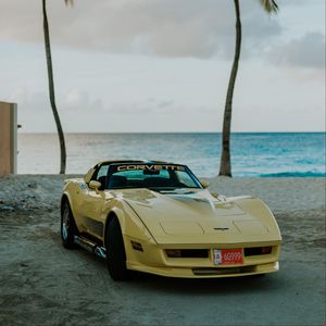 Превью обои chevrolet corvette, chevrolet, автомобиль, желтый, ретро, пляж