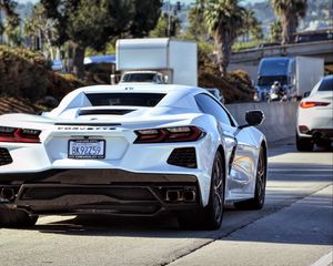 Превью обои chevrolet corvette, chevrolet, автомобиль, белый, стоянка