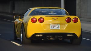 Превью обои chevrolet corvette, chevrolet, автомобиль, желтый, дорога