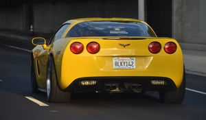 Превью обои chevrolet corvette, chevrolet, автомобиль, желтый, дорога