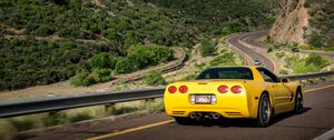 Превью обои chevrolet corvette, chevrolet, автомобиль, желтый, вид сзади, дорога