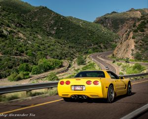 Превью обои chevrolet corvette, chevrolet, автомобиль, желтый, вид сзади, дорога