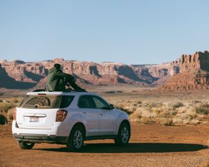 Превью обои chevrolet equinox, человек, долина, одиночество, горы