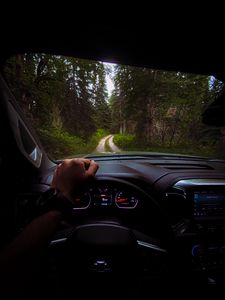 Превью обои chevrolet, машина, руль, рука, лес