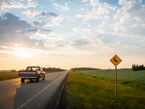 Превью обои chevrolet silverado, chevrolet, автомобиль, красный, дорога