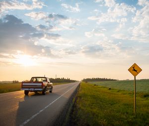 Превью обои chevrolet silverado, chevrolet, автомобиль, красный, дорога