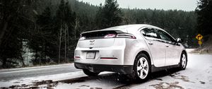 Превью обои chevrolet volt, chevrolet, снегопад, вид сбоку, снег