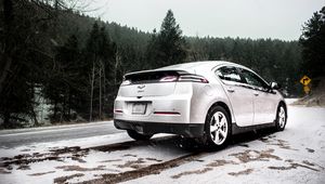 Превью обои chevrolet volt, chevrolet, снегопад, вид сбоку, снег