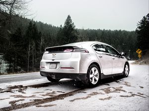 Превью обои chevrolet volt, chevrolet, снегопад, вид сбоку, снег