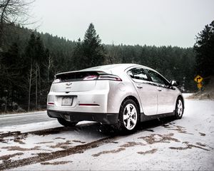 Превью обои chevrolet volt, chevrolet, снегопад, вид сбоку, снег