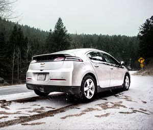 Превью обои chevrolet volt, chevrolet, снегопад, вид сбоку, снег