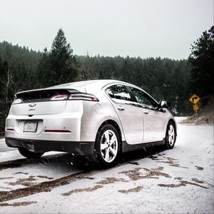 Превью обои chevrolet volt, chevrolet, снегопад, вид сбоку, снег