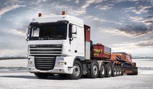 Превью обои daf, xf105, грузовик, авто, вид сбоку, трейлер, экскаватор