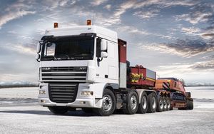 Превью обои daf, xf105, грузовик, авто, вид сбоку, трейлер, экскаватор