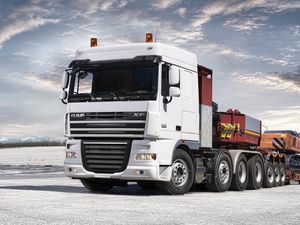 Превью обои daf, xf105, грузовик, авто, вид сбоку, трейлер, экскаватор